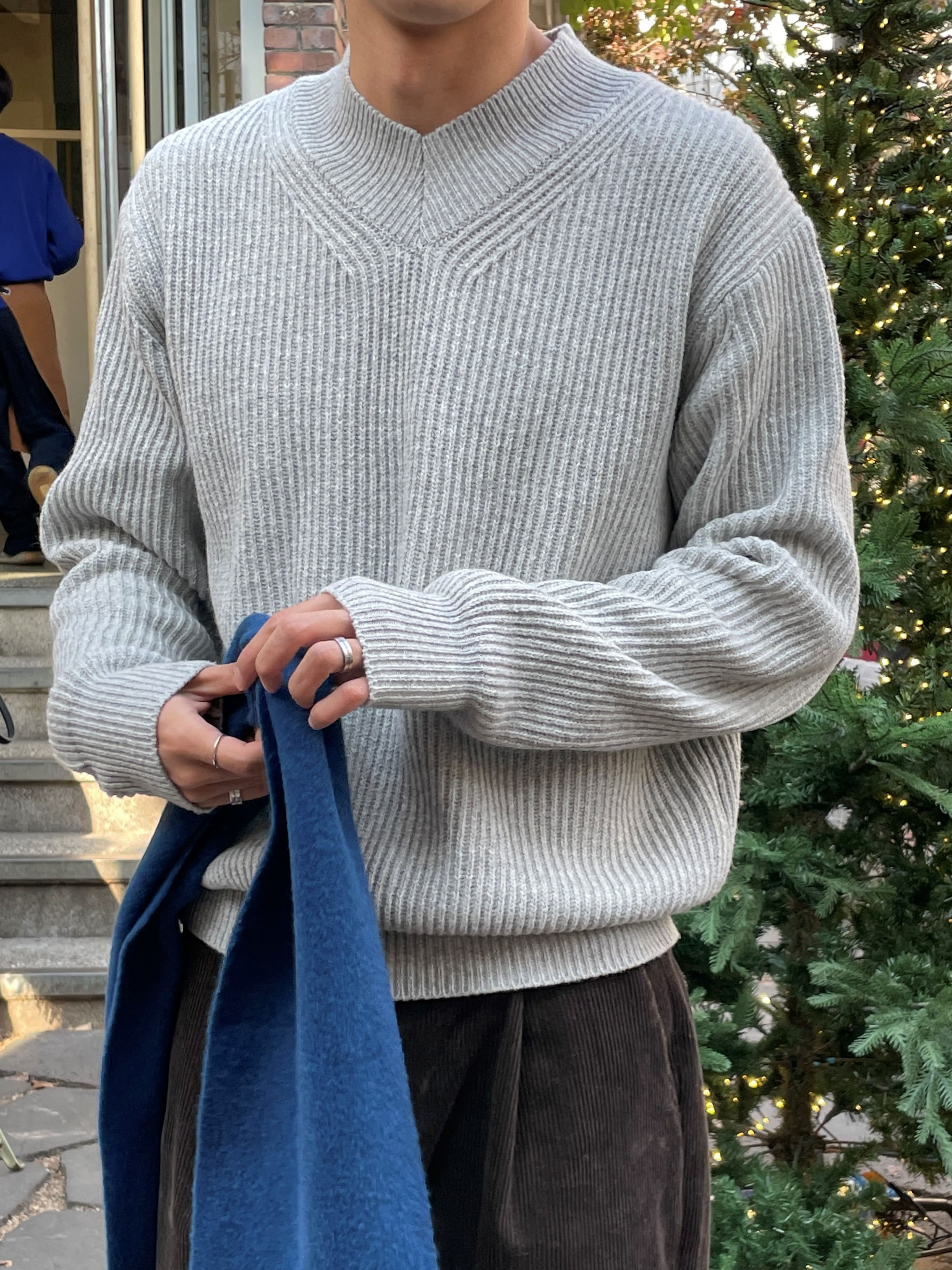 lambswool high v-neck knit